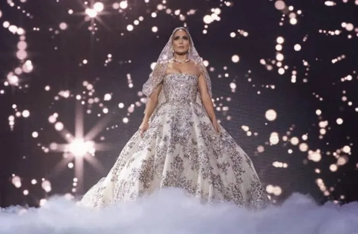 รีวิวหนัง Marry Me (2022) ไปแฟนมีต แต่พีคได้แต่งงาน